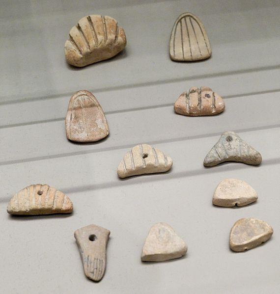 The Spread of Heavenly Writing 107 Figure 8: Clay tokens (http://tiny.