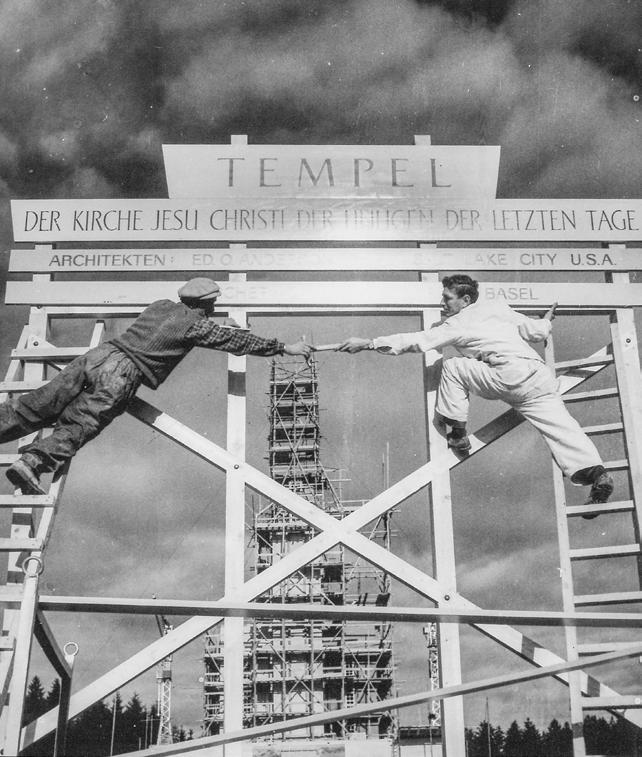 Töötajad panevad üles sildi Šveitsis Berni templi ehitusplatsil. President David O. McKay pühitses templi 1955. a septembris.
