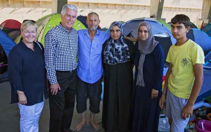 President Uchtdorf ja tema tütar Antje külastasid Kreekas Ateena lähedal pagulaslaagrit. Mõned kuud tagasi käisin ma koos oma naise Harrieti ja osa meie lastega Vahemere ääres perereisil.