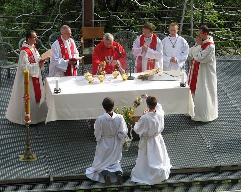 MINISTRY AT THE LITURGY During the liturgy the thurifer and the boat bearer do not genuflect they kneel only for the Consecration and before the Gospel as they approach