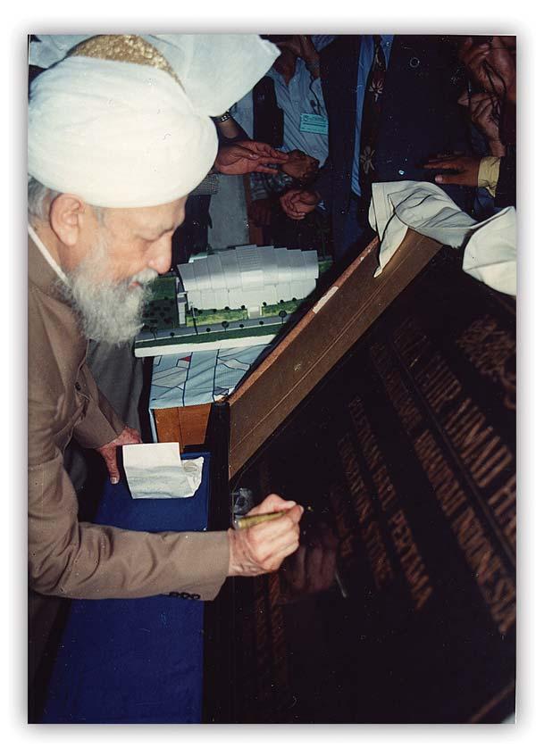 Life Story: Hadhrat Mirza Tahir Ahmad 11th, 2000.This was truly a historic and momentous occasion during which Huzur met the President of Indonesia.