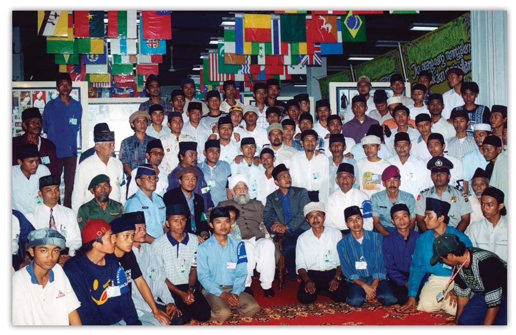 On June 28th, 2000 Huzur had a meeting with the President of Indonesia, and later addressed a large crowd of TV, Radio, & press reporters.