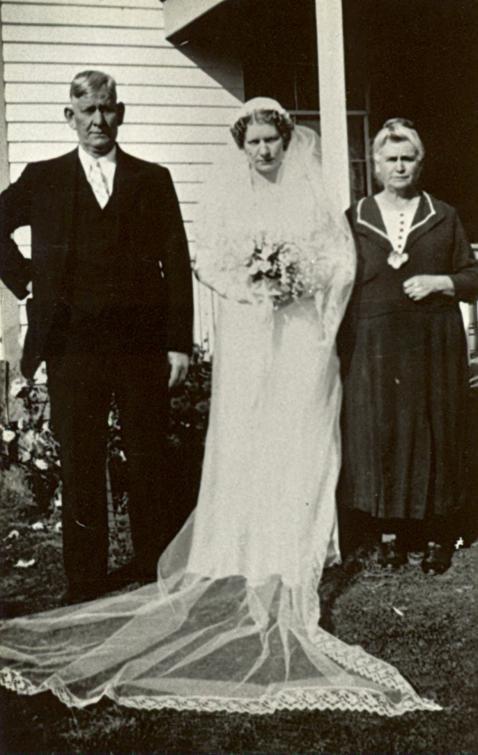 Joseph Henry (1870-1940) married Anna Dickneite (1877-1949) in 1894 at St. Elizabeth.