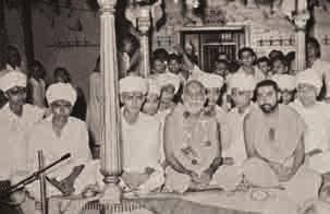 1961 Yogiji Maharaj performed the pranpratishtha at Akshar Bhuvan, opposite Dadar central railway station, on 15 December 1961 (Magshar sud 8).