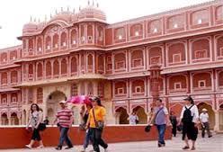 Excursion to Jaipur 01 Night & 02 Days Delhi Jaipur -Delhi Escape the bustle of Jaipur to visit the historic town of Mandawa, nestled in the heart of the Shekhawati region.