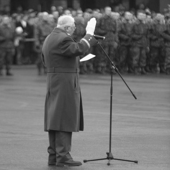 - laulu 577 1. ja 2. värsi laulmisest - palve lõpumängust Ja alles siis toimus paraadi vastuvõtja kindralleitnant Sami Sihvo paraadikõne, kolmekordne elagu isamaale ja Soome hümn.