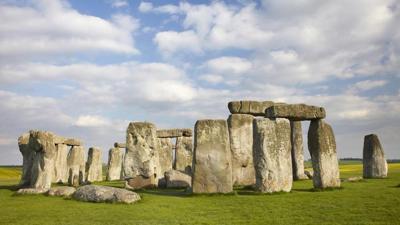 The largest set of stones is located in the center of the horseshoe, then the sets move out in descending order according to height.