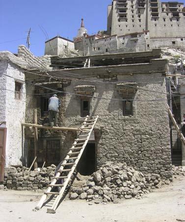 In recent years, Sankar monastery developed the plan to demolish this house and construct a modern, concrete-frame shop building on the site. THF/L.O.T.I. persuaded the monastery to lease us the building cheaply.
