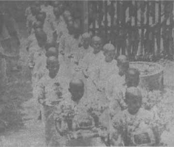 The English Sangha Trust (1955-1957) 35 The procession, led by Upāsikās (female disciples keeping eight precepts) followed by many happy lay followers, set off on the walk three times around the