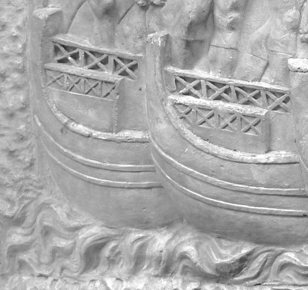 It looks very different from other representations found on the frieze. We can find four kinds of representations: handrails and piers of almost the same length depicted in profile (fig.