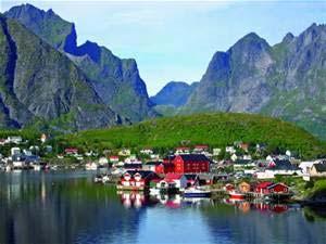 History of the Lofoten islands The Lofoten Islands are located in the Norwegian County of Nordland, an archipelago that lays within the Arctic Circle.