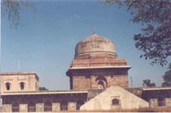 MONUMENTS OF DHAR & MANDU Built of red stone the fort is situated on the hill to north Dhar city.