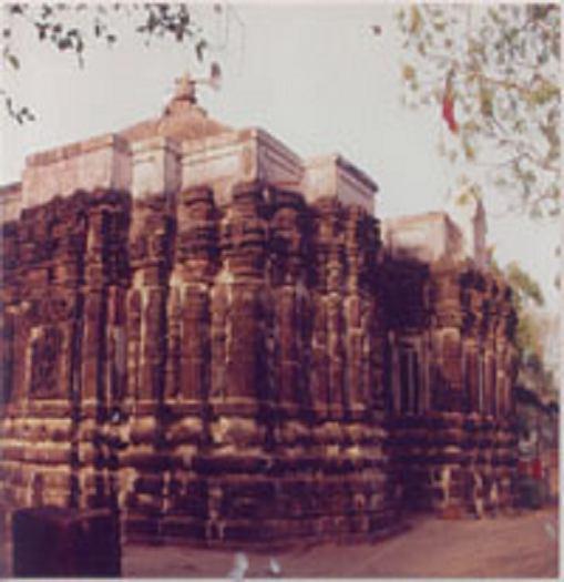 The Chamunda idol in the garbha-griha is worshipped.