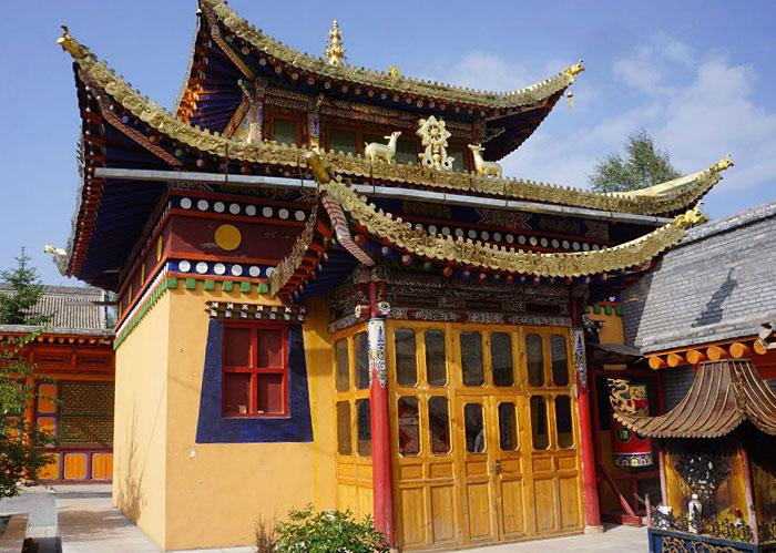 extensive renovation [4] of the current Dalai Lama s birthplace in Taktser (Chinese: Hong Ai), in the Tibetan area of Amdo, which at the time was under the control of a Chinese Hui (Muslim) warlord,