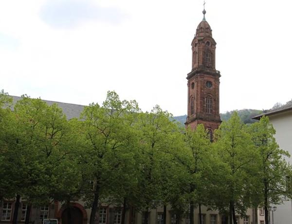 <Heidelberg> Tourists from all over the world come to Heidelberg to see the beautiful scenery of the Neckar river and the Heidelberg castle. The city is also embedded in church history.