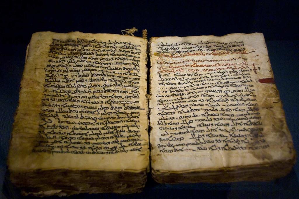 When did scrolls change to books? How to Study & Understand the Bible Appendix Remember that Hebrews in the Old Testament wrote on animal skin scrolls.