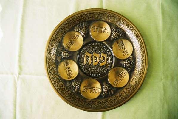 Copyright 2013 www.retoday.org.uk What foods are found on the Seder plate? These foods are all reminders of part of the Jewish story of rescue from the slavery of Pharaoh.