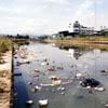 Sesetengah bandar dan kampung mengepam pelbagai bahan buangan yang tidak dirawat,manakala kilang kadang kala membuang bahan beracun ke dalam sungai.