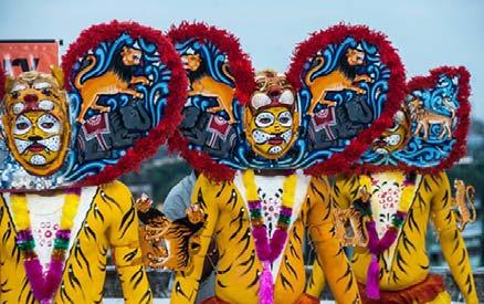 the dance, local artisans have their bodies painted with yellow varnish and black stripes like a tiger.