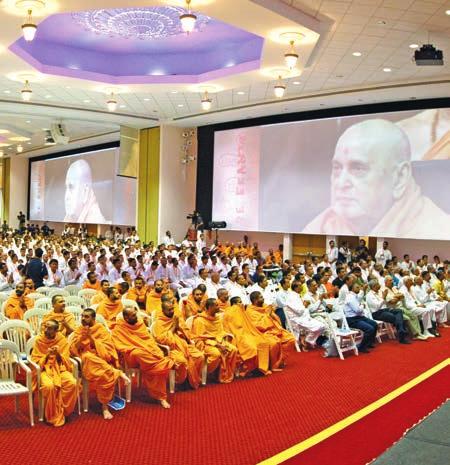 Pujya Mahant Swami addresses the youths Around 1,900 yuvaks and yuvatis attended the convention ing the theme for this convention.