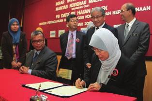 Sementara itu bacaan Ikrar Integriti dan sesi Menandatangani Ikrar Integriti Korporat telah disempurnakan oleh Ketua Pengarah Maktab Koperasi Malaysia, Timbalan