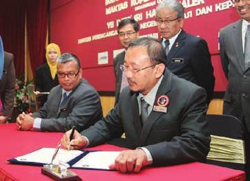 Julia Bee Ramjan, Pengerusi Koperasi Kakitangan Maktab Kerjasama Malaysia Berhad menandatangani Ikrar Integriti Korporat Dato Sri Hasan bin Malek, Menteri