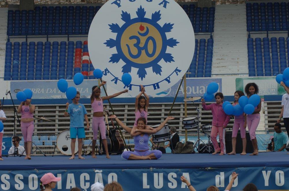 those attending, forming a huge human ring, in representation of the millennial Philosophy of Yoga, which means to connect.