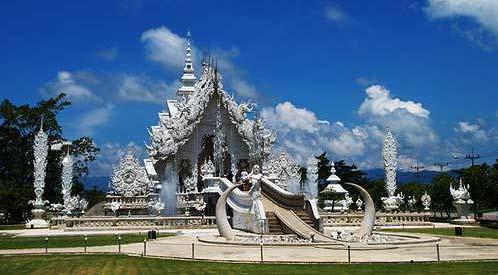 After doing an article on some amazing churches from around the world (10 Divinely Designed Churches), it is only right that we do a follow up on the ten most fascinating temples in Asia.