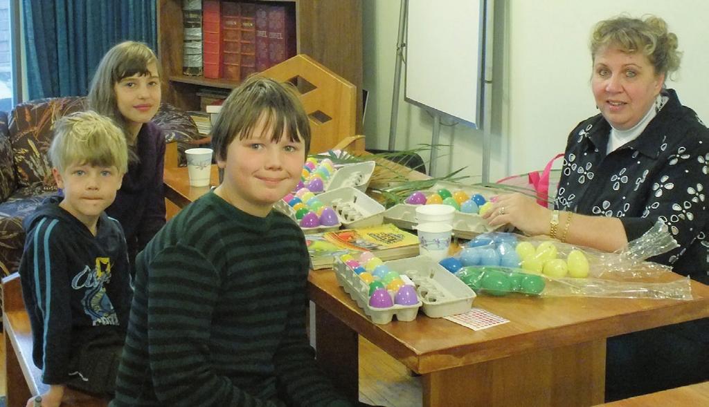The Sunday School students had prepared a novel presentation wherein they filled paper egg cartons with colourful, plastic «resurrection eggs».