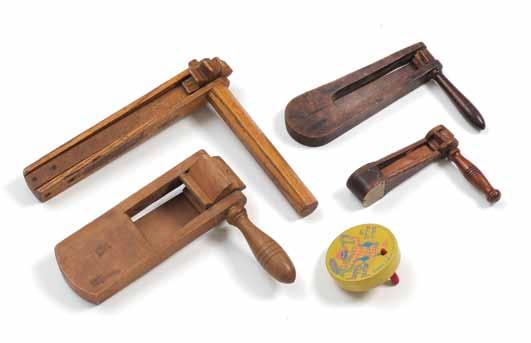 179 178 179. Five Graggers Four Purim graggers (noisemakers), various sizes. [Beginning of 20th century]. Carved wood. Hammer-like graggers. Gragger. [USA, beginning of 20th century].