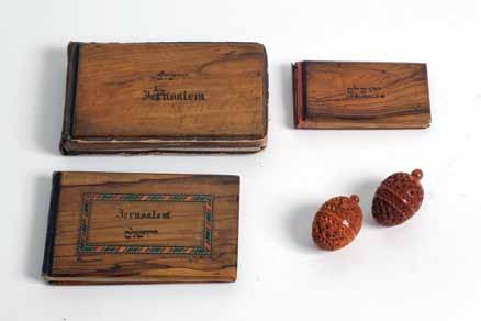258 257 258. Four Eretz Israel Souvenirs / Olivewood Items Four Eretz Israel souvenirs, [beginning of 20th century until the 1920s]. Round wooden tobacco box.