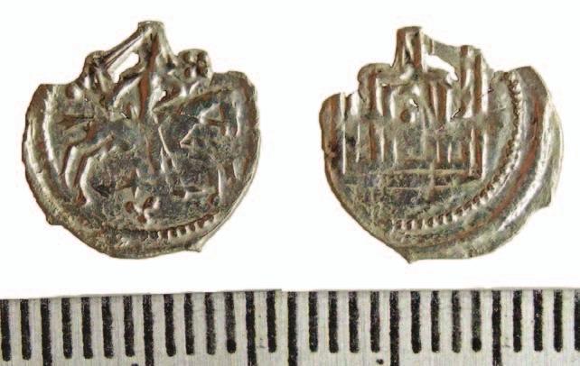 Pirmasis monetų kompleksas rastas 2002 m. Valdovų rūmų šiaurinio korpuso išorėje, minėtoje griovoje. Nors monetų kompleksą sudarė Jogailos ir Vytauto monetos, datuojamos paskutiniuoju XIV a.