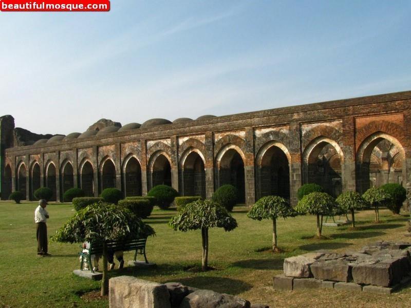 The mosque was designed to project the kingdom's imperial ambitions after its two victories against the Delhi Sultanate in the 14th century.