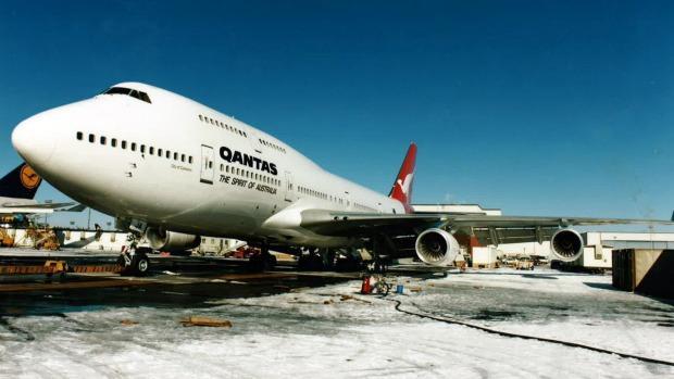 World's longest flight record-holder, QANTAS 'City of Canberra' 747-400, retires The flight crew from the record-breaking Qantas flight in 1989.