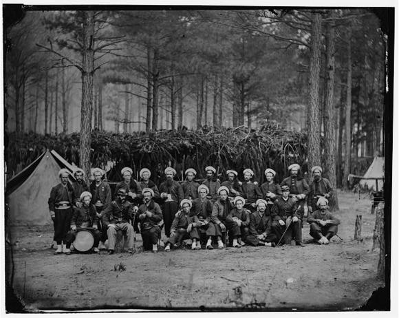 Soldiers of the 114th Pennsylvania Infantry [Petersburg, Va. ompany H, 114th Pennsylvania Infantry (Zouaves)]. REATED/PULISHED 1864 August.