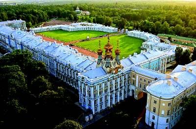 Originally a relatively modest 2-storey building commissioned by Peter for Catherine in 1717, today s Catherine Palace owes its opulence to their daughter, the Empress Elizabeth who chose Tsarskoe