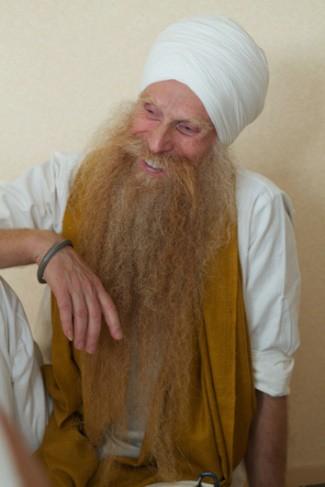 In 1969 Yogi Bhajan founded 3HO, the Happy, Healthy, Holy organisation which is based on his first pincipe: It is your birthright to be happy.