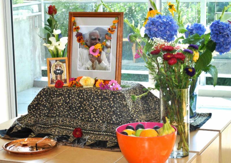 Tribute to Sri BKS. Iyengar October 2014 Iyengar Yoga Association of Canada Newsletter/Les nouvelles de l'acyi What Does One Do When Their Guru Dies?