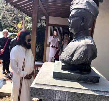 Gurudev visited the ancient Buddhist temples, Sensoji and Renko-ji and paid his tribute to
