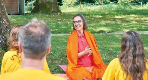 32 CALENDAR MAY 2018 CALENDAR MAY 2018 33 4 May 8 May, 2018 8 th OF MAY RETREAT Mind Its mysteries and control With the Swamis and teachers of the Ashram Arrival: 3pm, Friday 4 May.