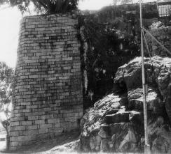 THE VOICES OF MACAO STONES Left: It shows a modern retaining wall built on part of the site of the former Fort of Bomparto where Rua da Praia do Bom Parto becomes Avenida da República.