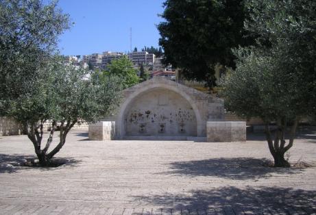 Ecumenical in its approach, it uses multimedia techniques to show the place of the Mother of Jesus in Christian, Jewish and