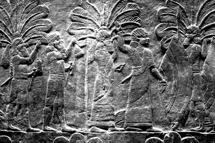 AFTER THE FALL OF BABYLON 107 Fig. 3 Assyrian soldiers carrying war spoils.