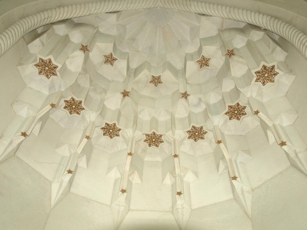 iii) The Muqarnas The Mihrab employs Iranian muqarnas with basic conversion of pattern from seven stars, five stars and three stars.