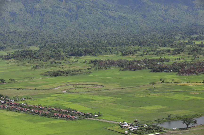 Aerial photographs from Zay Di Pyin, in Rathedaung Township, and from the area of Laung Don village tract (see below), in Maungdaw Township, likewise show areas of low-quality structures burned