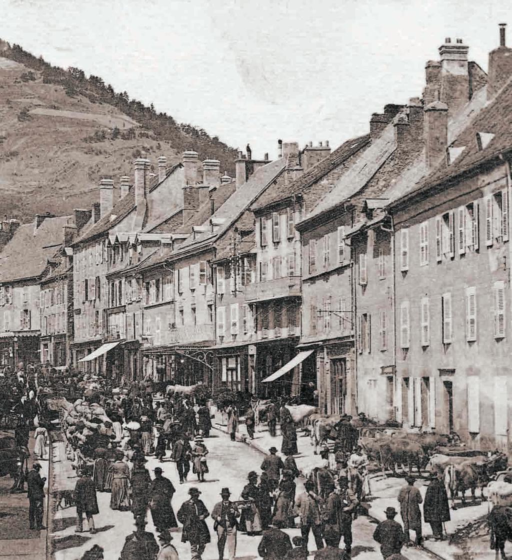 To the right: rue de Breuil at the beginning of the 20th century on a market day.