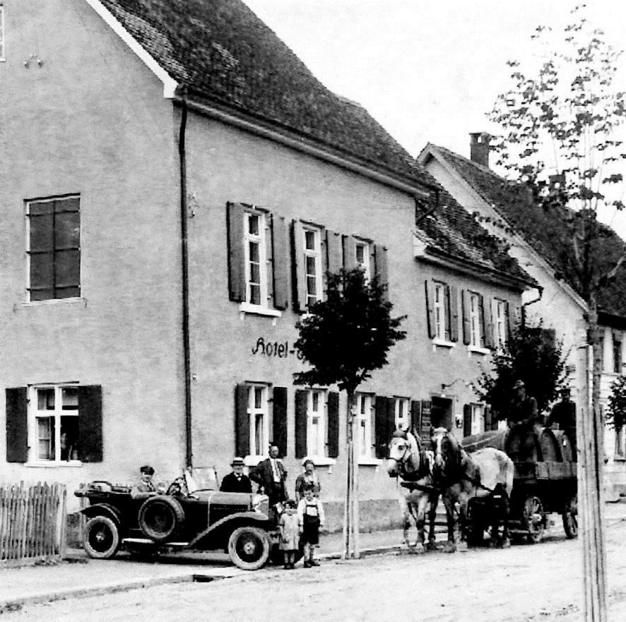 Hermann and Babette Sternschein (Hermann Sternschein in the car, next to it, his wife Babette and their children, Kurt and Ilse, 1925).