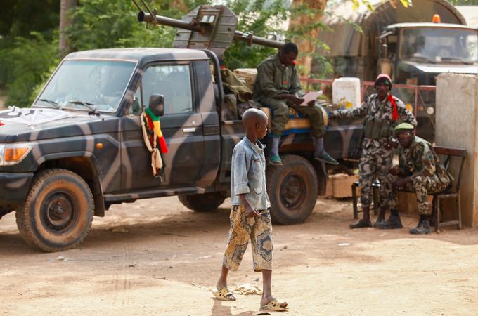 Malian boy looks at troops in the northern town of Diabaly in Mali on 22 January 2013 [Nic Bothma/EPA] Abstract Armed clashes in the city of Kidal in northern Mali between the Azawad movements and