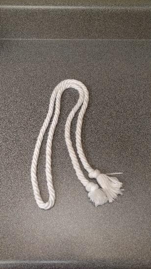 The cincture should be tied with a simple knot and the ends allowed to hang down.
