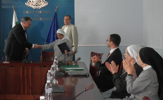A centenary gift put on the lap of the sisters was the official signing of the Agreement for Settlement of Property Relations at the Ministry of Health in Sofia on August 26.
